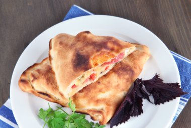 Pizza calzone peçete ahşap masa üzerinde plaka üzerinde