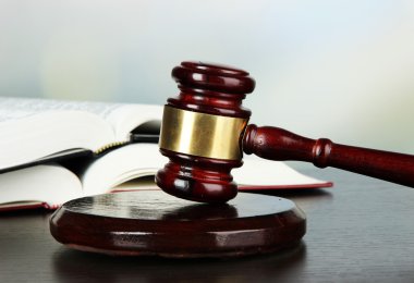 Tokmak ve açık renkli masada kitaplar