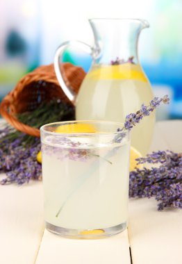Lavanta limonata, parlak zemin üzerine