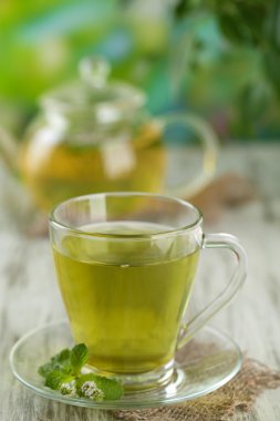 ahşap masa çiçekleri taze nane ile bitkisel çay