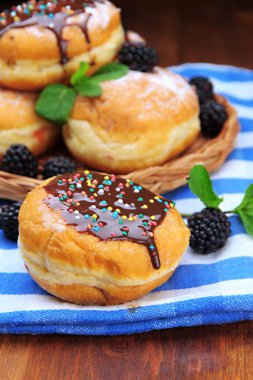 çikolata ve çilek ahşap tablo ile lezzetli börekler