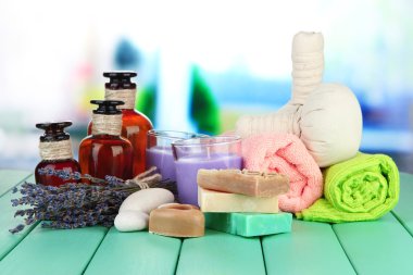 Natürmort, sabun ve parlak zemin üzerine taze lavanta masaj topları sabun lavanta mum ile