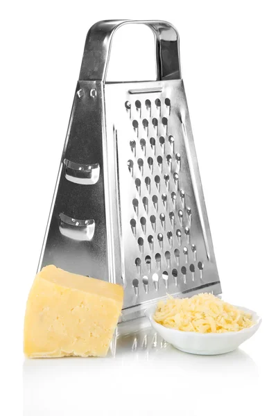 Rallador de metal y queso, aislado sobre blanco — Foto de Stock