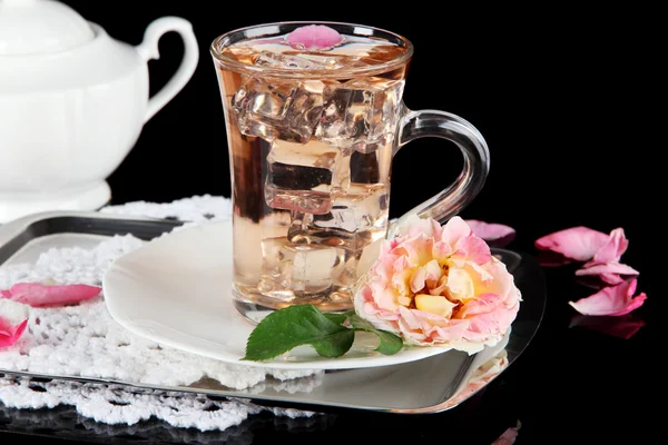 Vetro tazza di tè freddo da tè rosa su vassoio metallico su tovagliolo su sfondo nero — Foto Stock