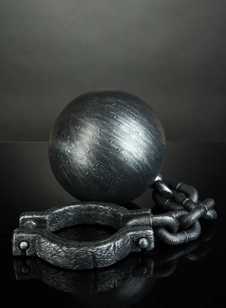 Ball und Kette auf grauem Hintergrund — Stockfoto