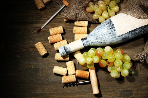 eski şişe şarap, üzüm ve ahşap zemin üzerinde mantarlar