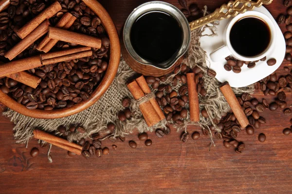Kaffeebohnen, Metalltürke und Kaffeemühle auf Holzgrund mit Kopierraum — Stockfoto