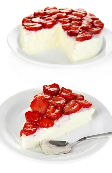 Cheesecake med färska steawberry på vit platta närbild — Stockfoto