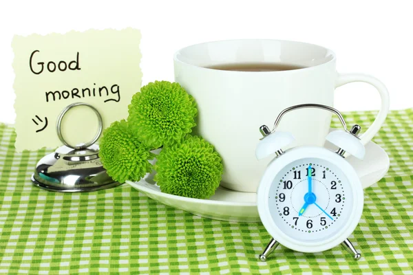 Schöne grüne Chrysantheme mit einer Tasse Tee auf dem Tisch auf weißem Hintergrund — Stockfoto