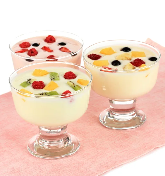 Heerlijke yoghurt met fruit geïsoleerd op wit — Stockfoto