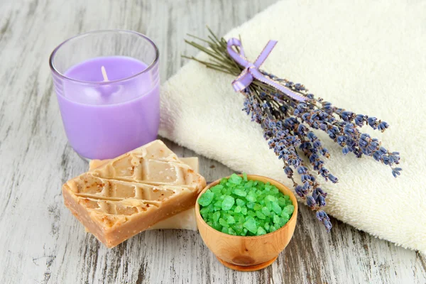 Asetelma laventeli kynttilä, saippua, saippua ja tuore laventeli, puinen tausta — kuvapankkivalokuva