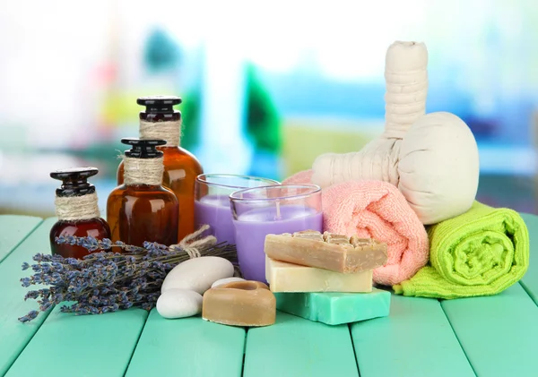 Natürmort, sabun ve parlak zemin üzerine taze lavanta masaj topları sabun lavanta mum ile — Stok fotoğraf