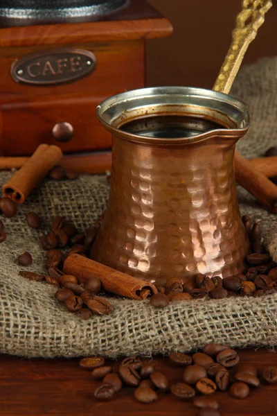 Metalen turk en koffie bonen op donkere achtergrond — Stockfoto