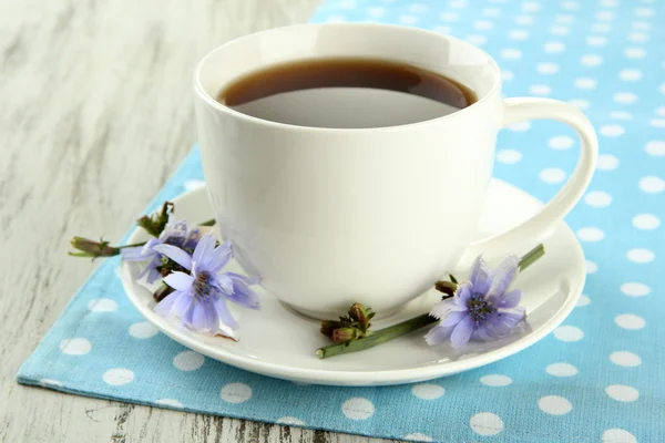 喝杯茶与菊苣，木制背景上 — 图库照片