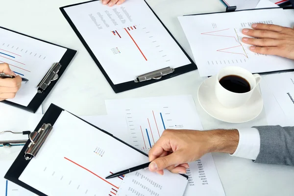 Руки бізнесменів під час обговорення паперів крупним планом — стокове фото