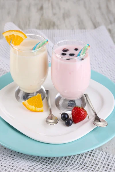 Portakal ve ahşap masa yakın çekim blackberry ile lezzetli süt sallar — Stok fotoğraf