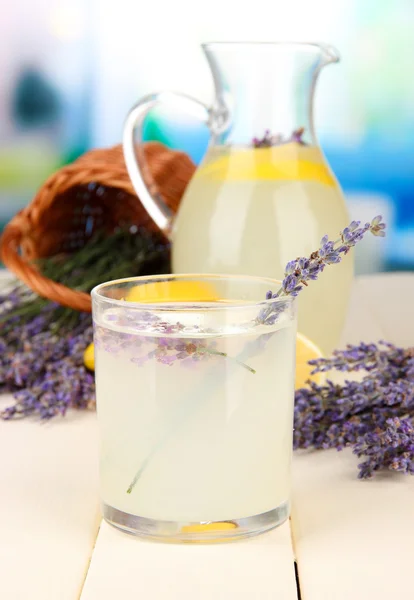 Lavendel lemonad, på ljus bakgrund — Stockfoto