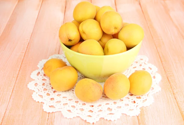 Fresh natural apricot in bowl on wooden table — Stock Photo, Image