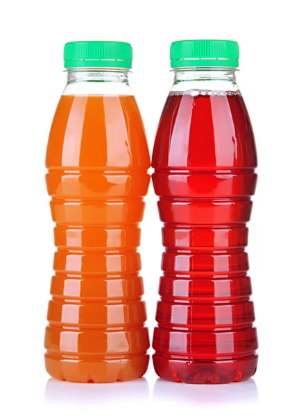Ürün çeşitliliği ile üzerine beyaz izole lezzetli meyve suyu şişeleri — Stok fotoğraf
