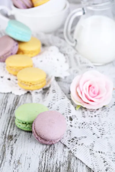 Macaroons in bowl on wooden table close-up — Stock Photo, Image