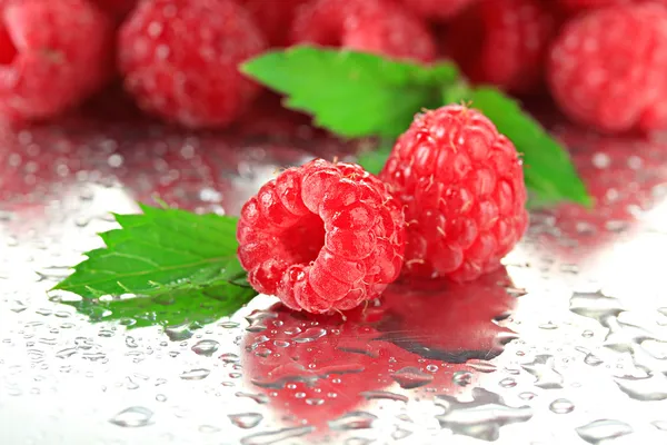 Rijpe zoete frambozen met druppels, close-up — Stockfoto