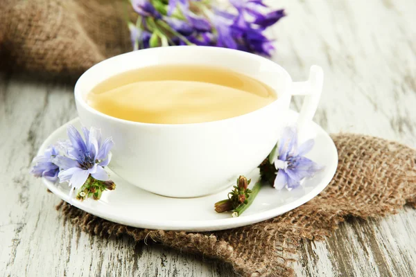 喝杯茶与菊苣，木制背景上 — 图库照片
