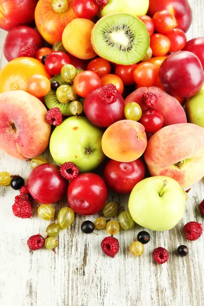 Sortimento de frutas suculentas, em fundo de madeira — Fotografia de Stock