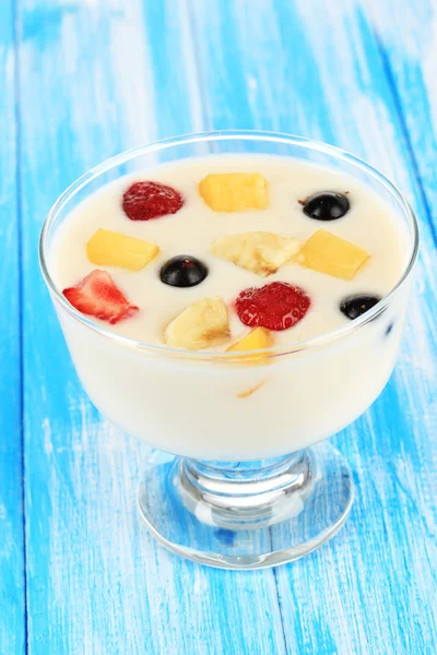 Läckra yoghurt med frukt på tabell närbild — Stockfoto