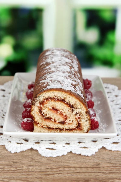 Petit pain sucré sur la table dans la chambre — Photo