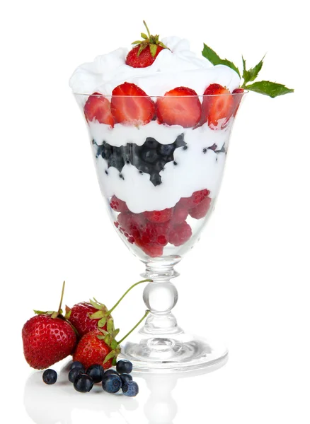 Přírodní jogurt s čerstvým ovocem, izolované na bílém — Stock fotografie