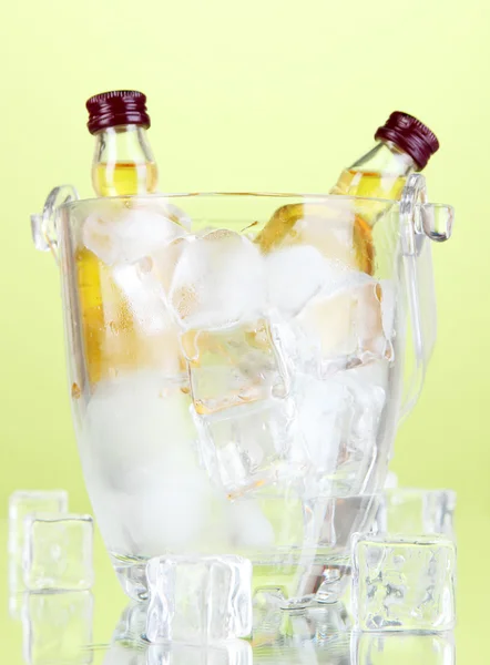 Minibar botellas en cubo con hielo, sobre fondo de color — Foto de Stock