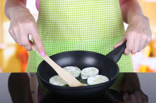 Manos cocinando calabacines en sartén en cocina —  Fotos de Stock