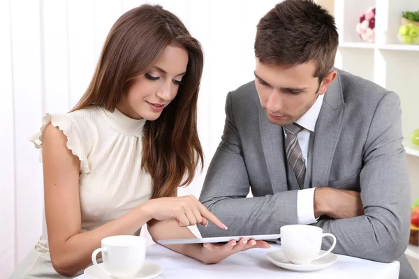 Zakelijke partners bespreken hun zakelijk project in café — Stockfoto