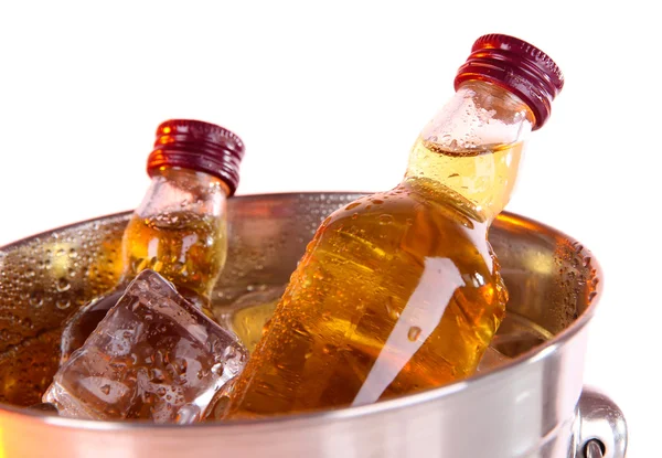 Minibar garrafas em balde com cubos de gelo, isolado em branco — Fotografia de Stock