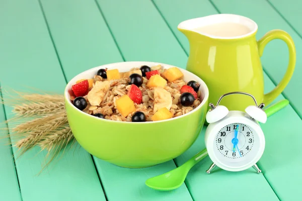 Farinha de aveia com frutas na mesa close-up — Fotografia de Stock