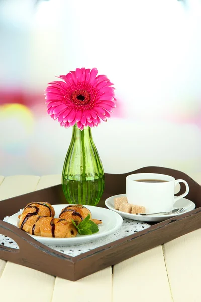 Kahvaltı, açık renkli ahşap masaya üzerinde ahşap tepsi — Stok fotoğraf