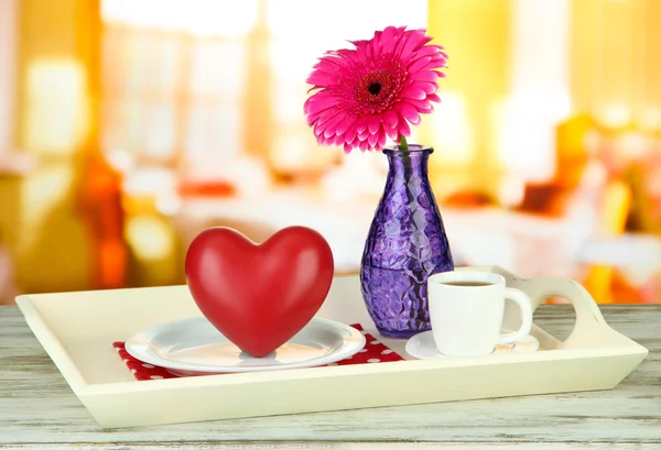 Houten dienblad met ontbijt, op een houten achtergrond kleur — Stockfoto