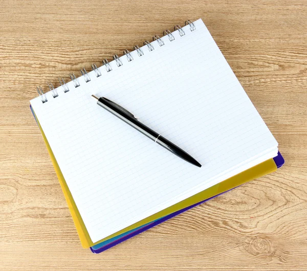 Cuaderno y pluma sobre mesa de madera — Foto de Stock