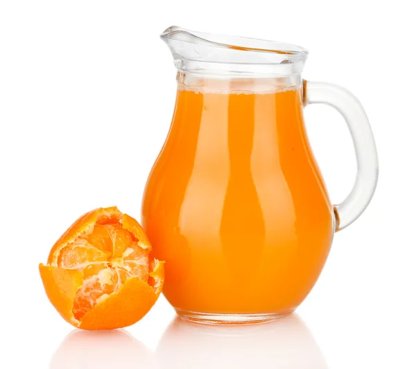 Jarro cheio de suco de tangerina, isolado em branco — Fotografia de Stock