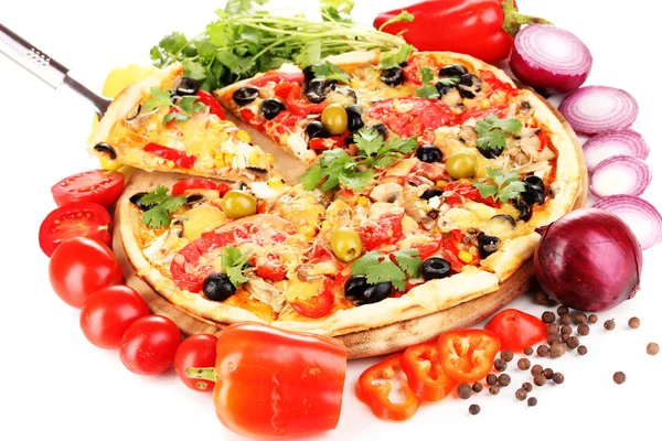 Läcker pizza med ingredienser runt isolerade på vit — Stockfoto