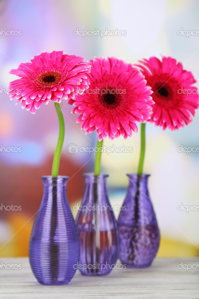 Hermosas flores de gerberas rosadas en jarrones sobre mesa de madera: fotografía de stock © belchonock #28800403 | Depositphotos Hermosas flores de gerberas rosadas en jarrones sobre mesa de madera: fotografía de stock © belchonock #28800403 | Depositphotos