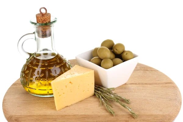 Gröna oliver i vit skål med rosmarin, olivolja, ost på isolerade på vit — Stockfoto