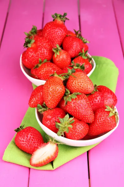 핑크 나무 배경에 그릇에 신선한 딸기 — 스톡 사진