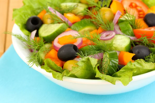 Verse salade in plaat op houten tafel — Stockfoto