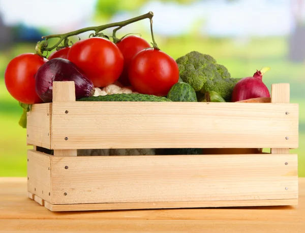 Verdure fresche in scatola di legno su sfondo luminoso — Foto Stock