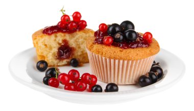 lezzetli muffins beyaz izole çilek ile