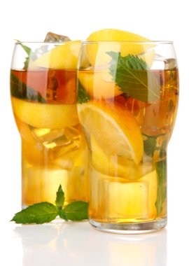 buzlu çay limon ve nane üzerinde beyaz izole
