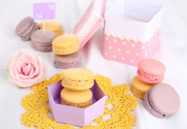 Beyaz kumaş yakın çekim üzerinde macaroons