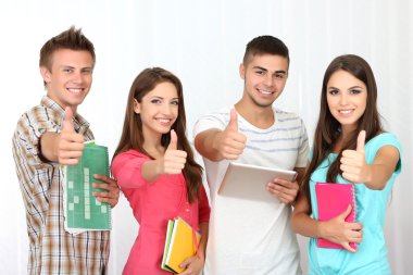 Oda mutlu güzel genç öğrenci grubu