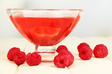 ahşap masa üzerinde taze çilek ile jöle